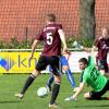 Kaum zu glauben: Mesums Guido Göcke verpasst in dieser Szene Sekunden vor der Pause das sichere 1:0 für sein Team. SVH-Keeper Robert Mikulic und Kapitän Björn Christ können nur zuschauen.© Foto: Zöllner